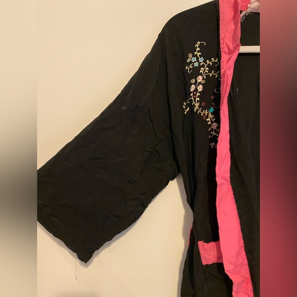 Vintage black and pink embroidered short robe - Picture 6 of 9